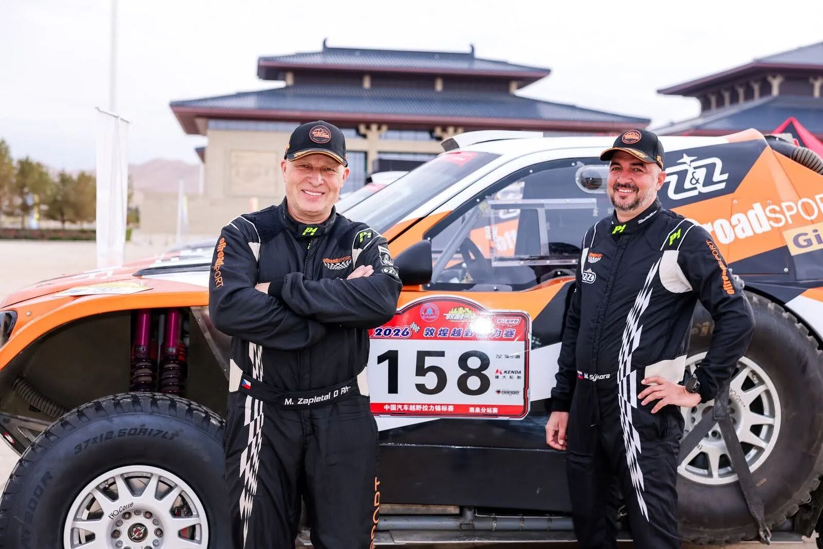 Jezdci OffroadSport u závodního vozu
