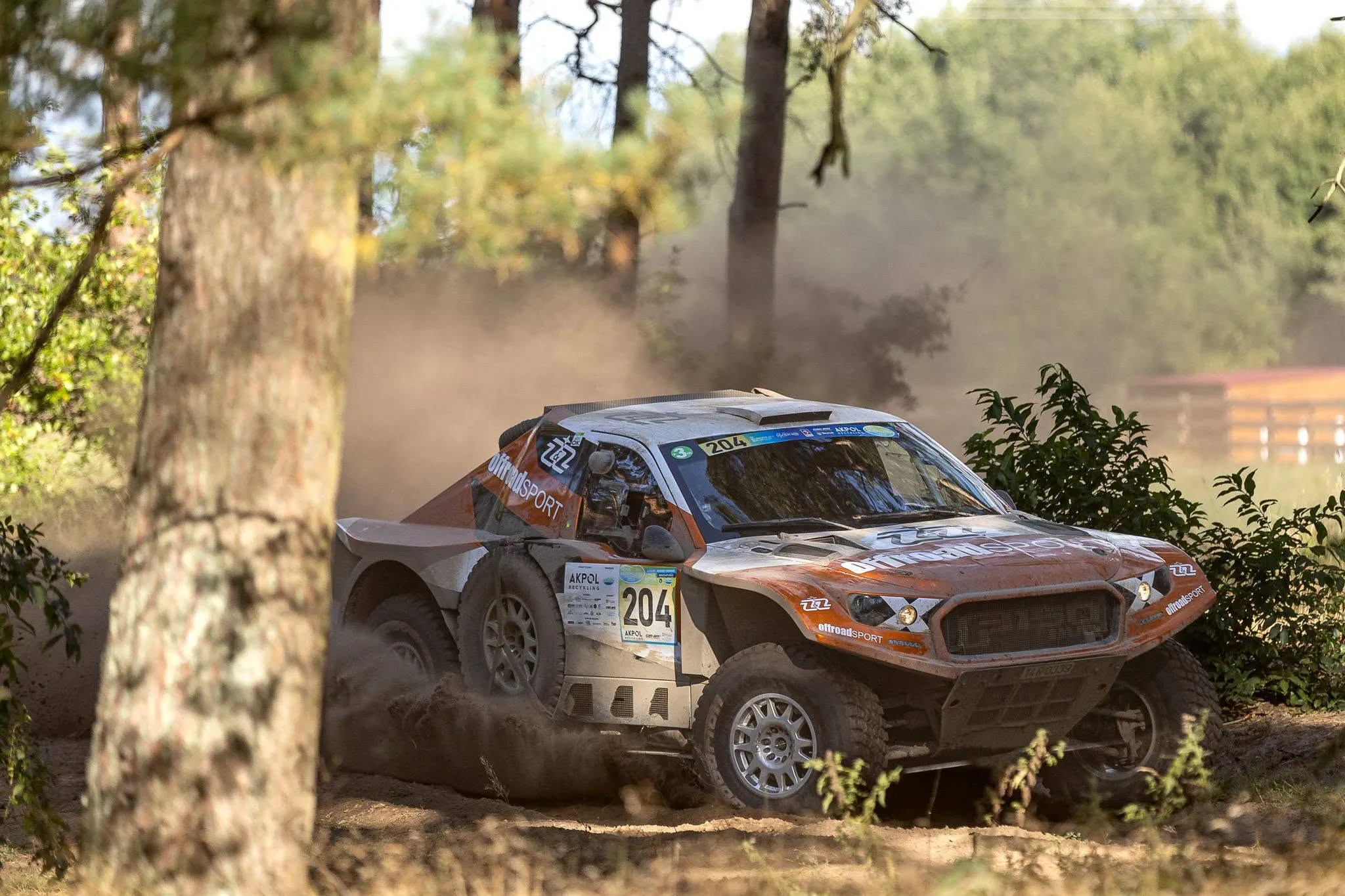 Závodní vůz OffroadSport mezi stromy