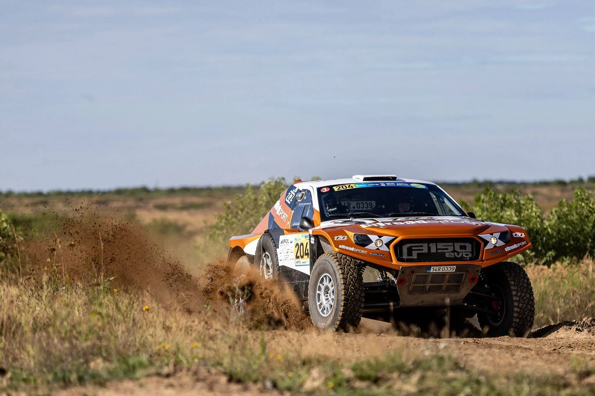 Závodní vůz OffroadSport na rychlé polní trati